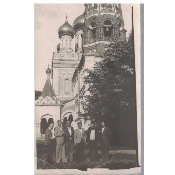Предъ храмъ