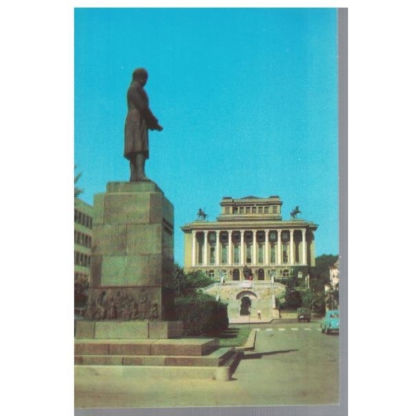 Габрово - паметникът на В.Е. Априлов и Домът на културата